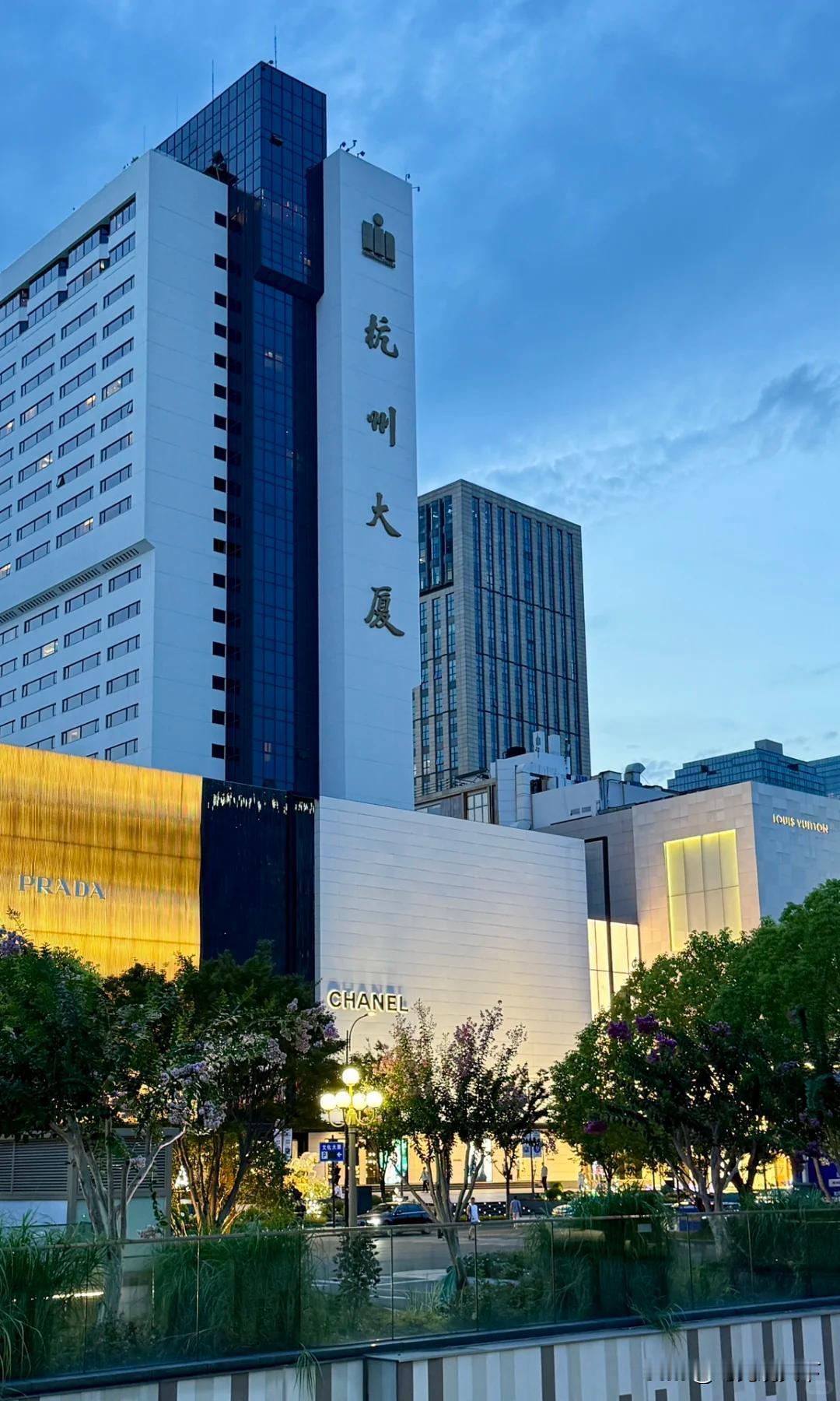 杭州真成“中国硅谷”了？朋友们，最近杭州的科技圈真是热闹得不行！感觉这座城市