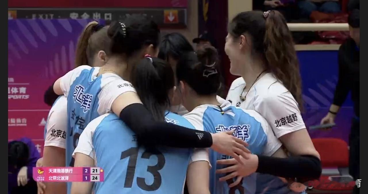 董禹含第四局替补上来，帮助北京女排将天津女排拖入了决胜局！王云蕗和董禹含在北京女