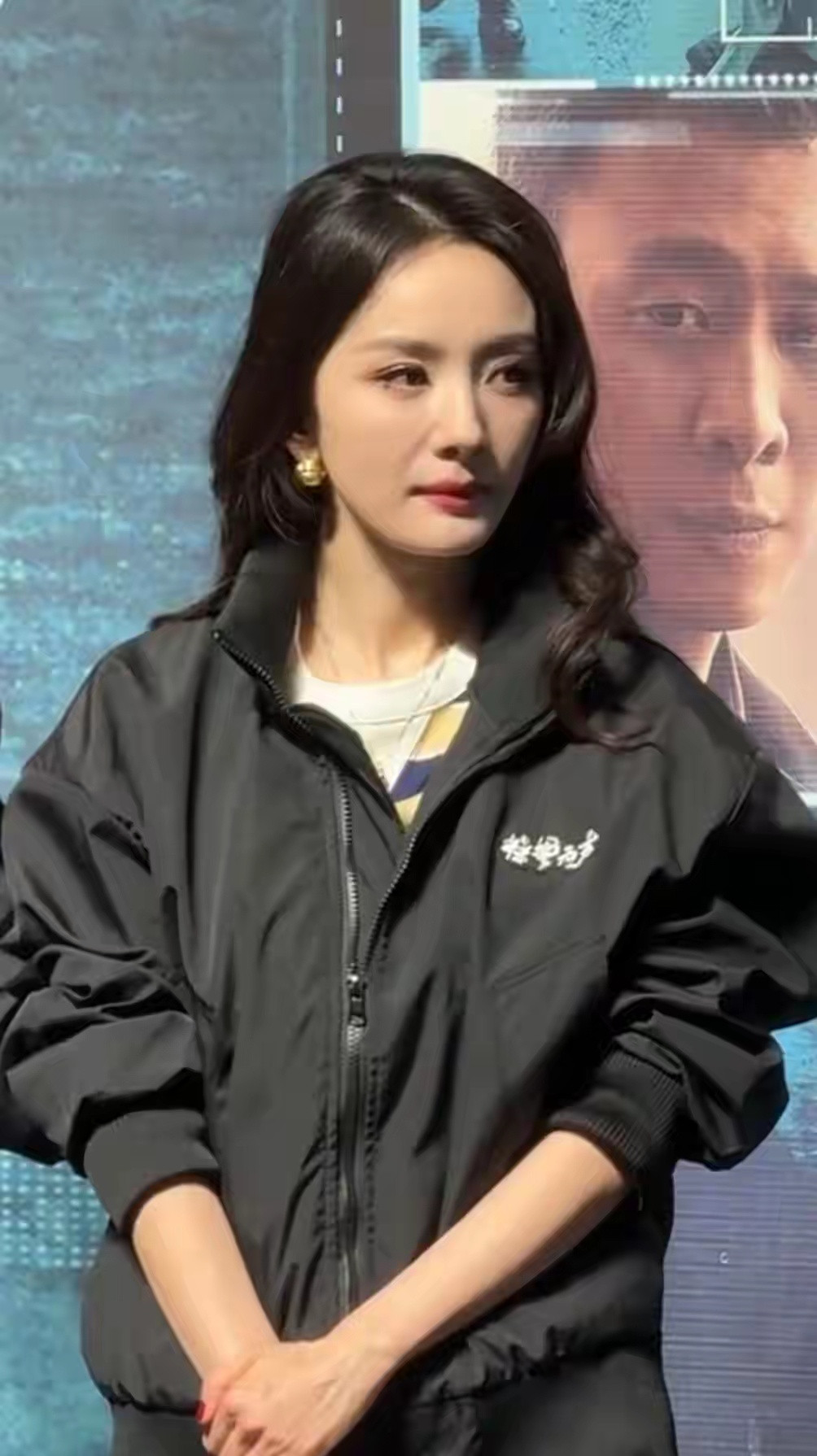 杨幂初二开工宣传《惊蛰无声》，黑色外套内搭黑黄条纹T恤增亮点