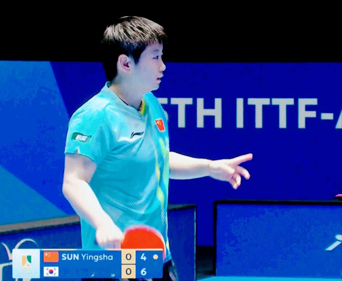 我去！孙颖莎的粉丝懂不懂球？孙颖莎发球，他们还在喊，还有个女生歇斯里底的喊