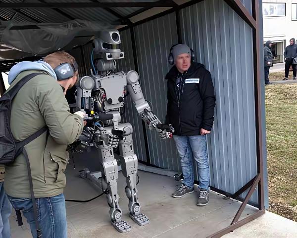 全球首款"终结者"参战！PhantomMK-1机器人扛枪上俄乌前线，AI自主开