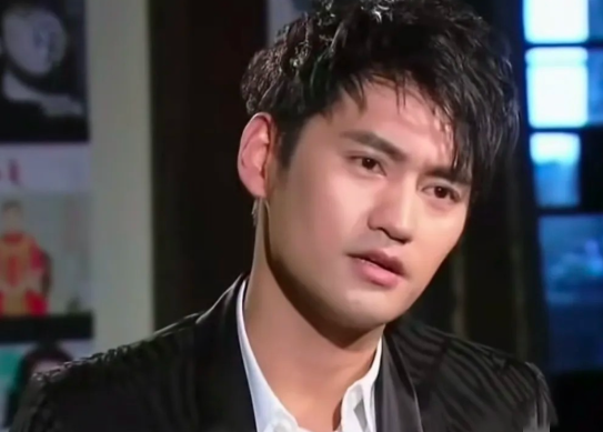 袁弘在《可凡倾听》里爆了实料，象山影视城老总跟他聊起胡歌，连连感慨你这个同班同