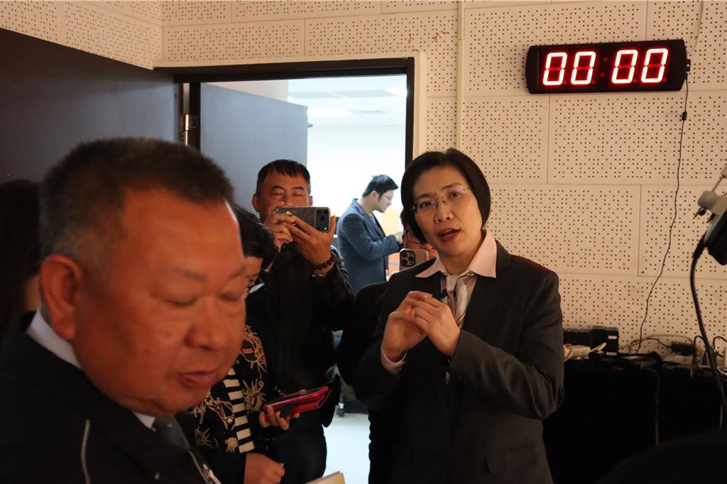 国民党新竹县长初选持续内讧，徐欣莹抗议政见会上遭杂音干扰国民党新竹县长初选电视