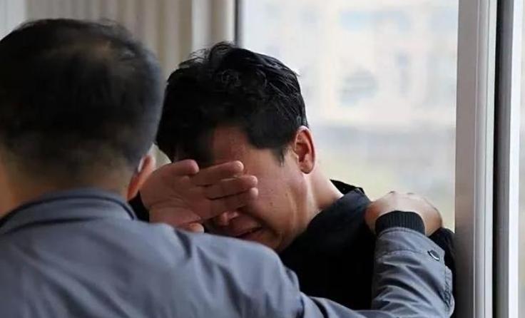 甘肃一男子醉酒后与父亲因琐事发生争执，还当着家人的面朝着父亲的脸打了一拳，把父亲