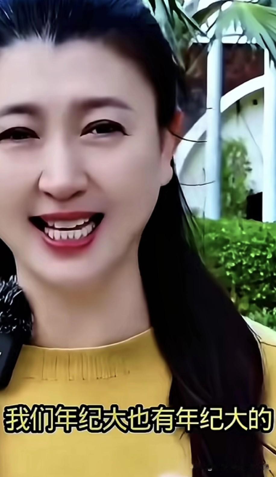 别为了讨好别人而活着！不认怂！能咋滴！爱咋咋地！闫学晶对着镜头和姐妹们唠嗑，一句