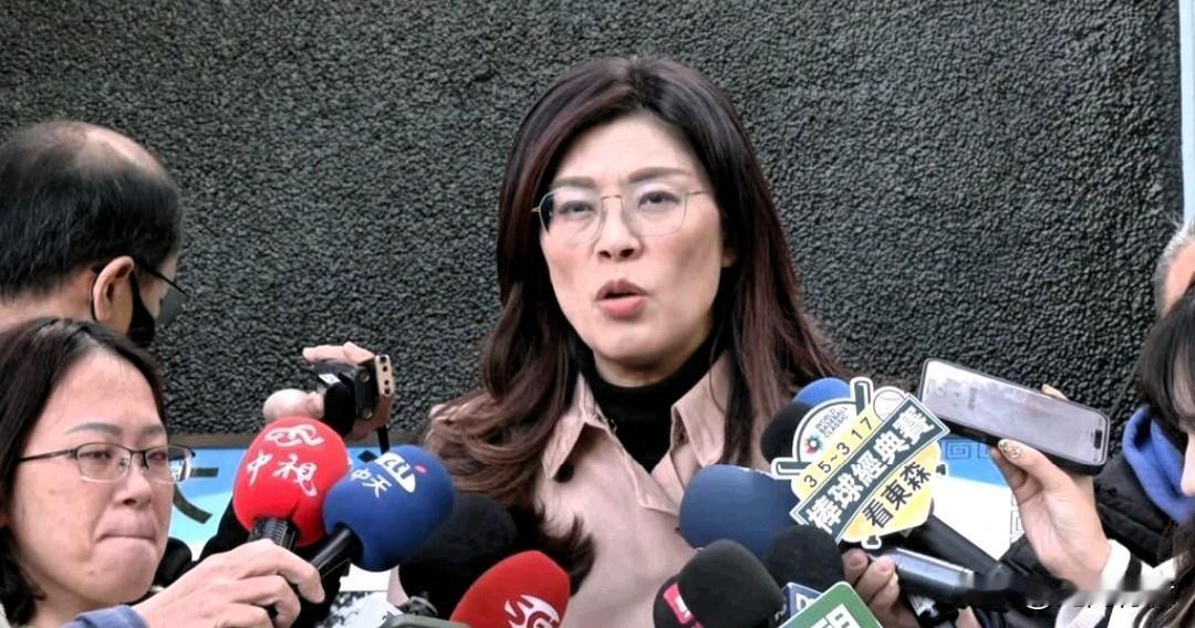 郑丽文这碗水，端得也太“艺术”了！郑丽文那句“美国是恩人，大陆是亲人”，听着像