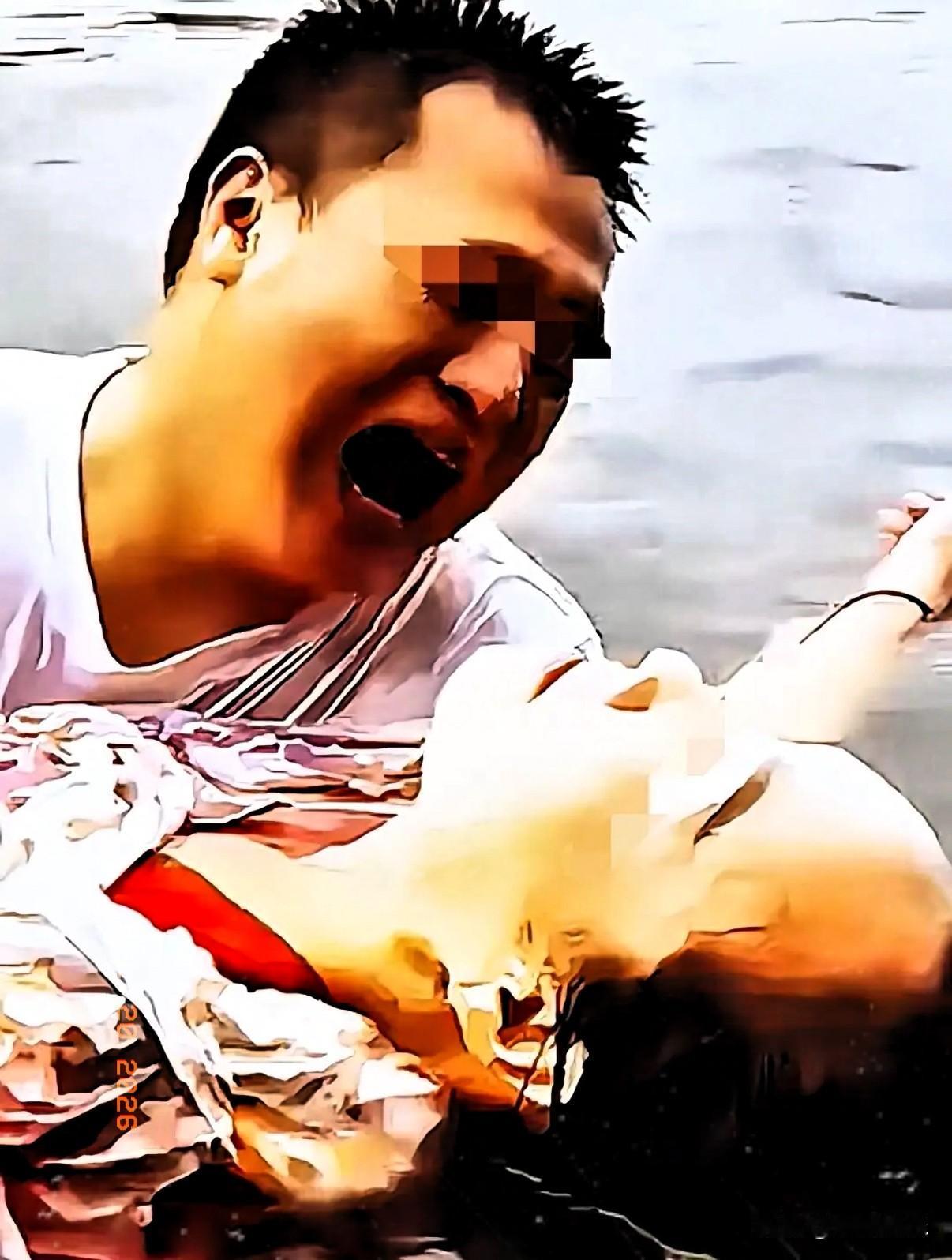 妻子因为游泳溺水去世了，在殡仪馆里丈夫抱着遗体哭泣。在火化之前，丈夫忽然觉得有些