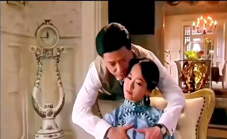 在最新的剧集拍摄现场，有个镜头被大家关注了。左小青在《如果奔跑是我的人生》里的那