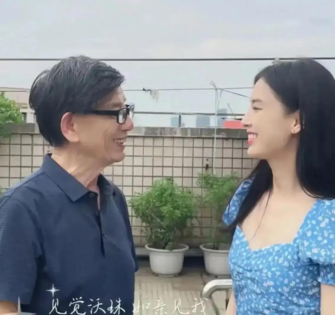 黄圣依真是中了基因彩票。她既像亲爸又像亲妈，取两人之长，又比爸妈精致很多……你