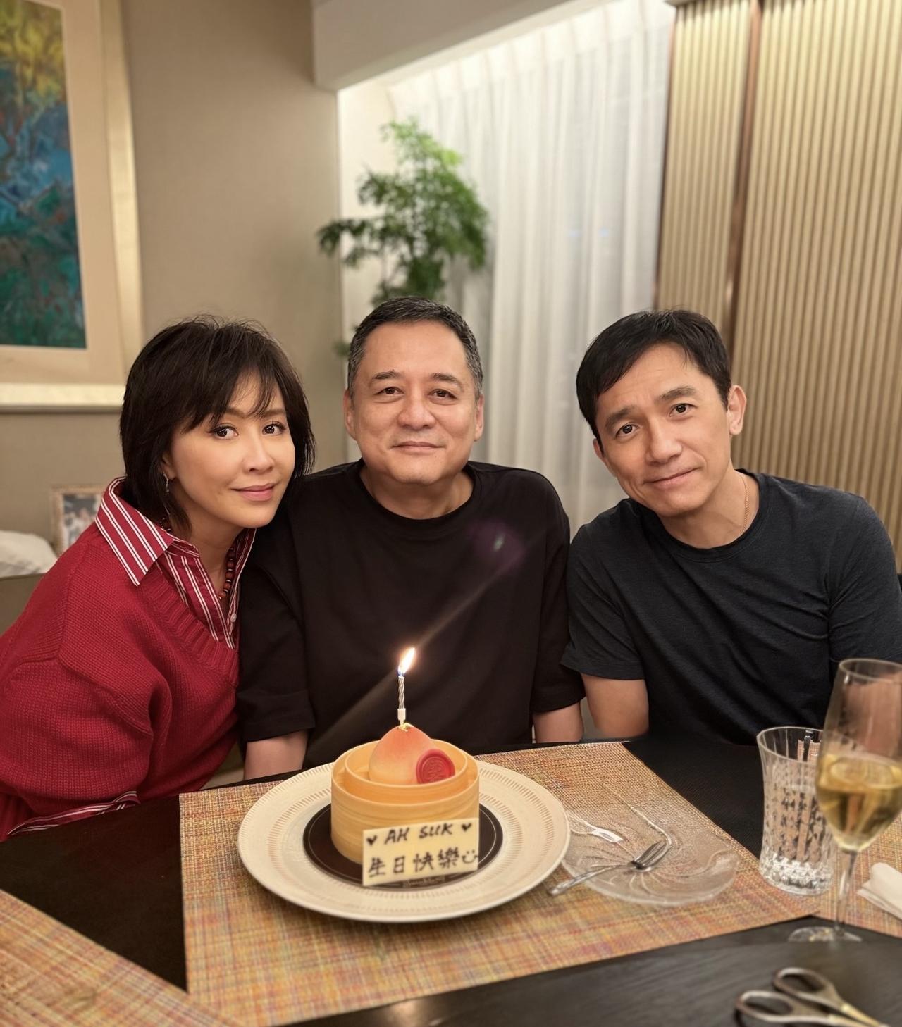 11月5日，刘嘉玲晒图，并配文：“叔平生日快乐”，她与老公梁朝伟，为张叔平庆72