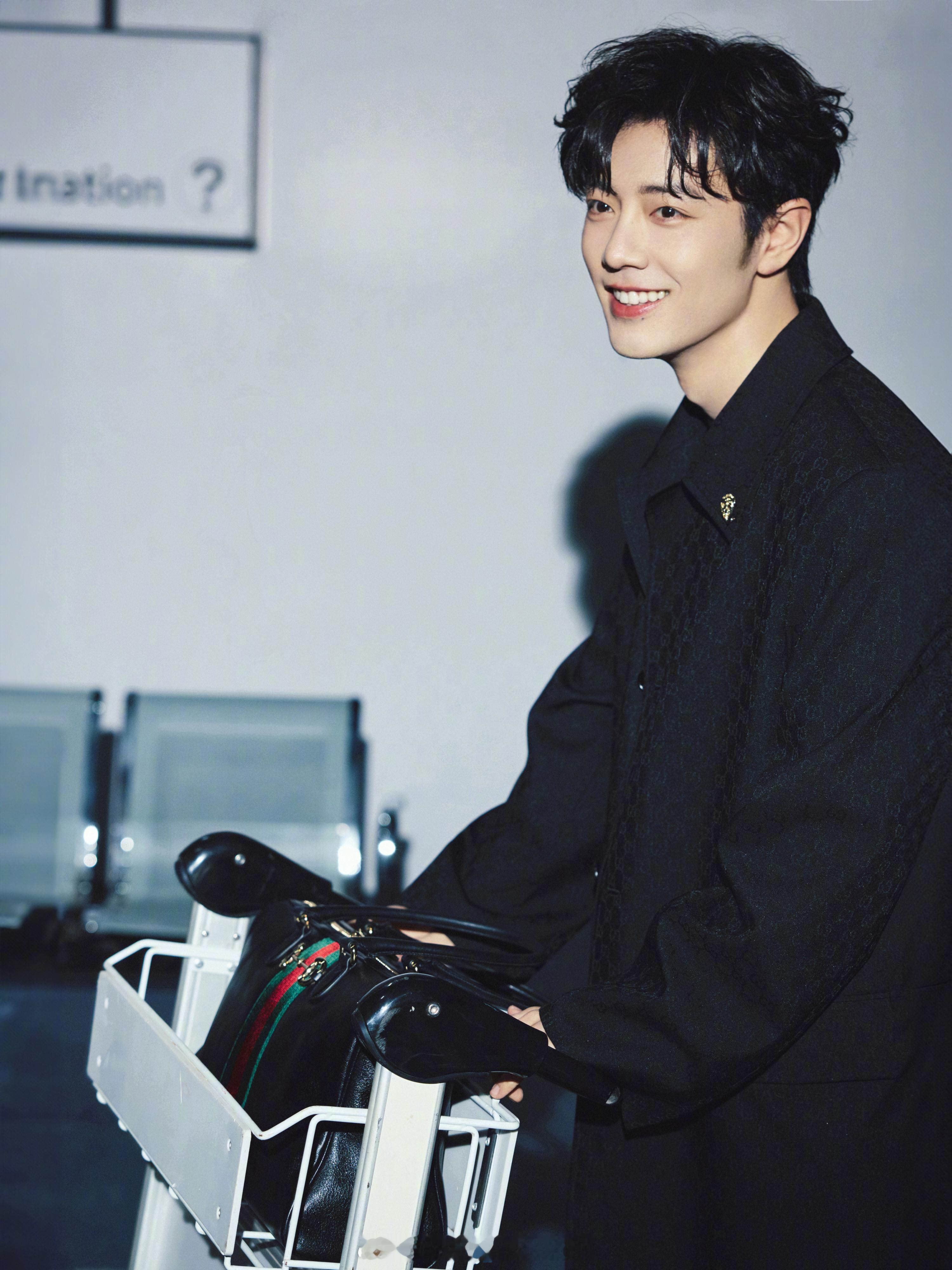 肖战的米兰时装周出发AllBlack造型：暗纹老花风衣，搭配抢眼的马衔扣装饰腰