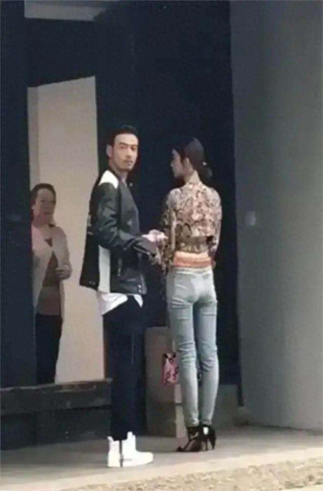 路人镜头下的古力娜扎太绝了！臀部线条大逆袭，状态好到犯规！谁懂啊！最...