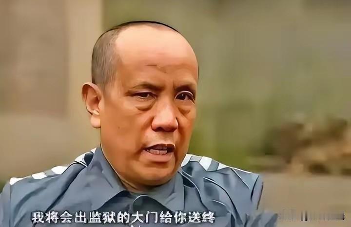 1988年，罪犯王金全趁狱警转身的空隙，一头钻进监区厕所的大便槽。从粪便槽内一寸