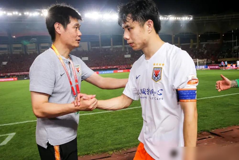 李霄鹏、蒿俊闵没有回泰山队，而是去了这支争冠球队！李霄鹏和蒿宁闵师徒两人，从青岛