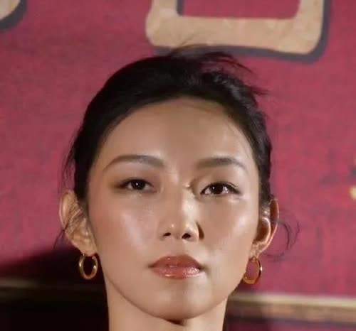 那尔那茜离大红大紫就差一个奖项了，然后一切停止了。那时候《封神》剧组她应该演