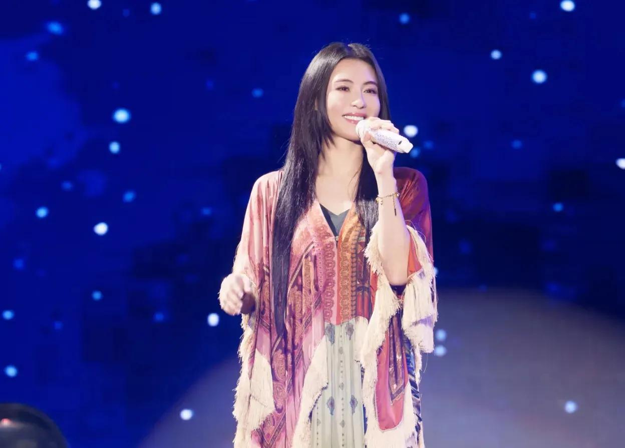 张柏芝不是专业歌手都出来开演唱会了，王菲唱得那么好，早早退休了，真的很让人遗憾
