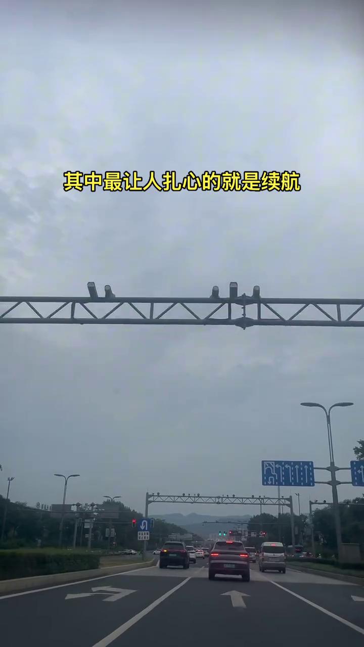 我准备把我的电车卖了，换回油车了。陪伴了我三年的电车，当初25万买的，现在只能卖