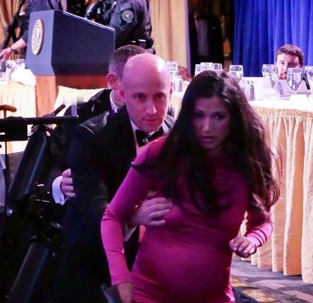 白宫枪响那一刻，斯蒂芬·米勒做出了他政治生涯里最丢人的一个动作——把怀孕的妻子推