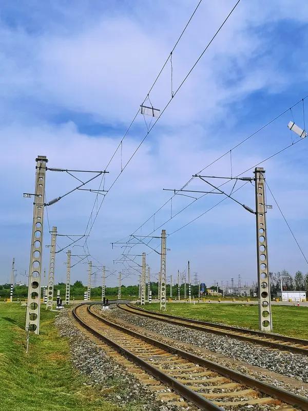 家人们快看这场“空中奇迹”！1.45万吨的钢筋混凝土大桥，相当于3000头成年大