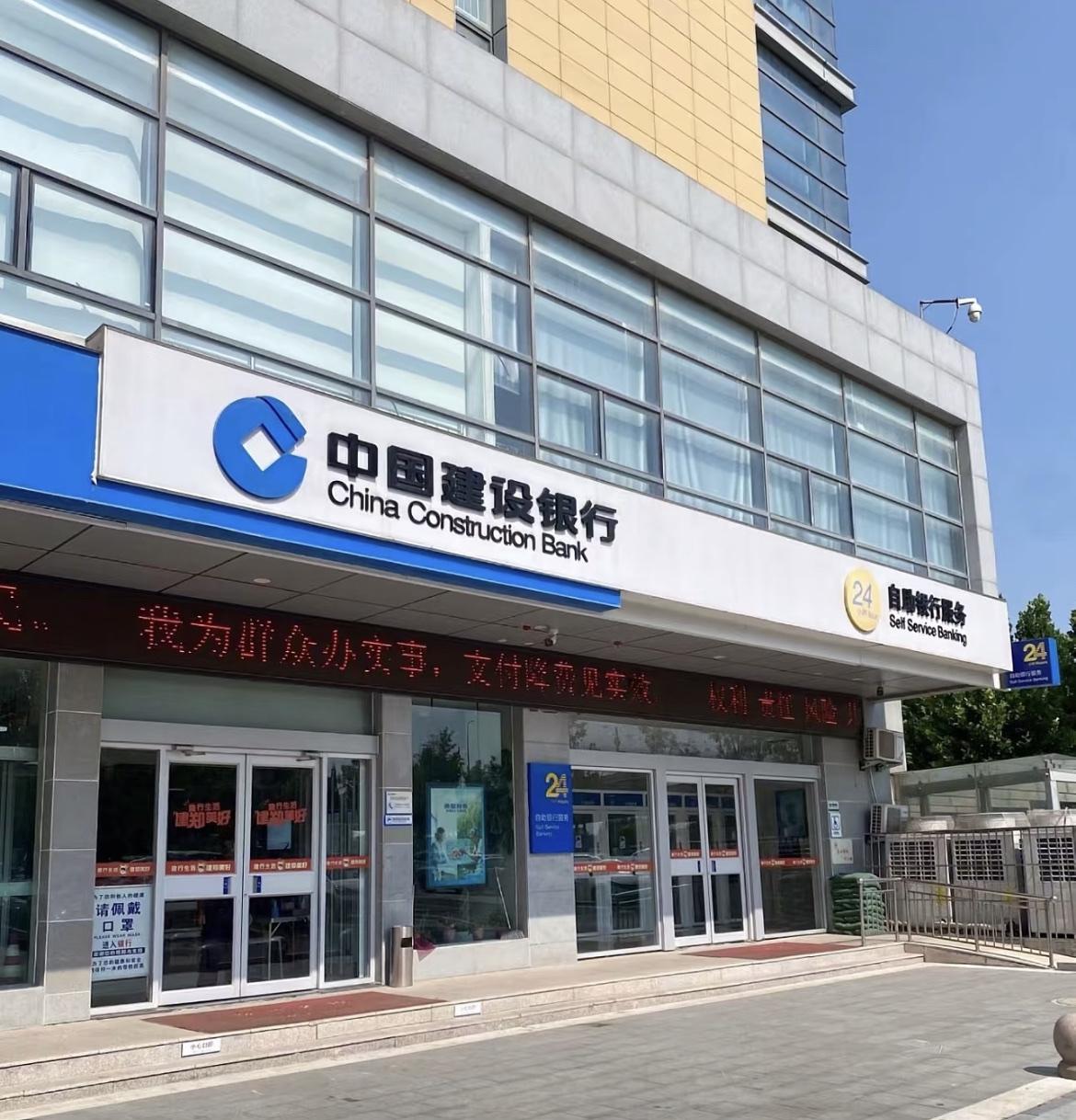 银行工作的老同学私下告诉我，他们网点有个不成文的规矩：客户存五万以上，要