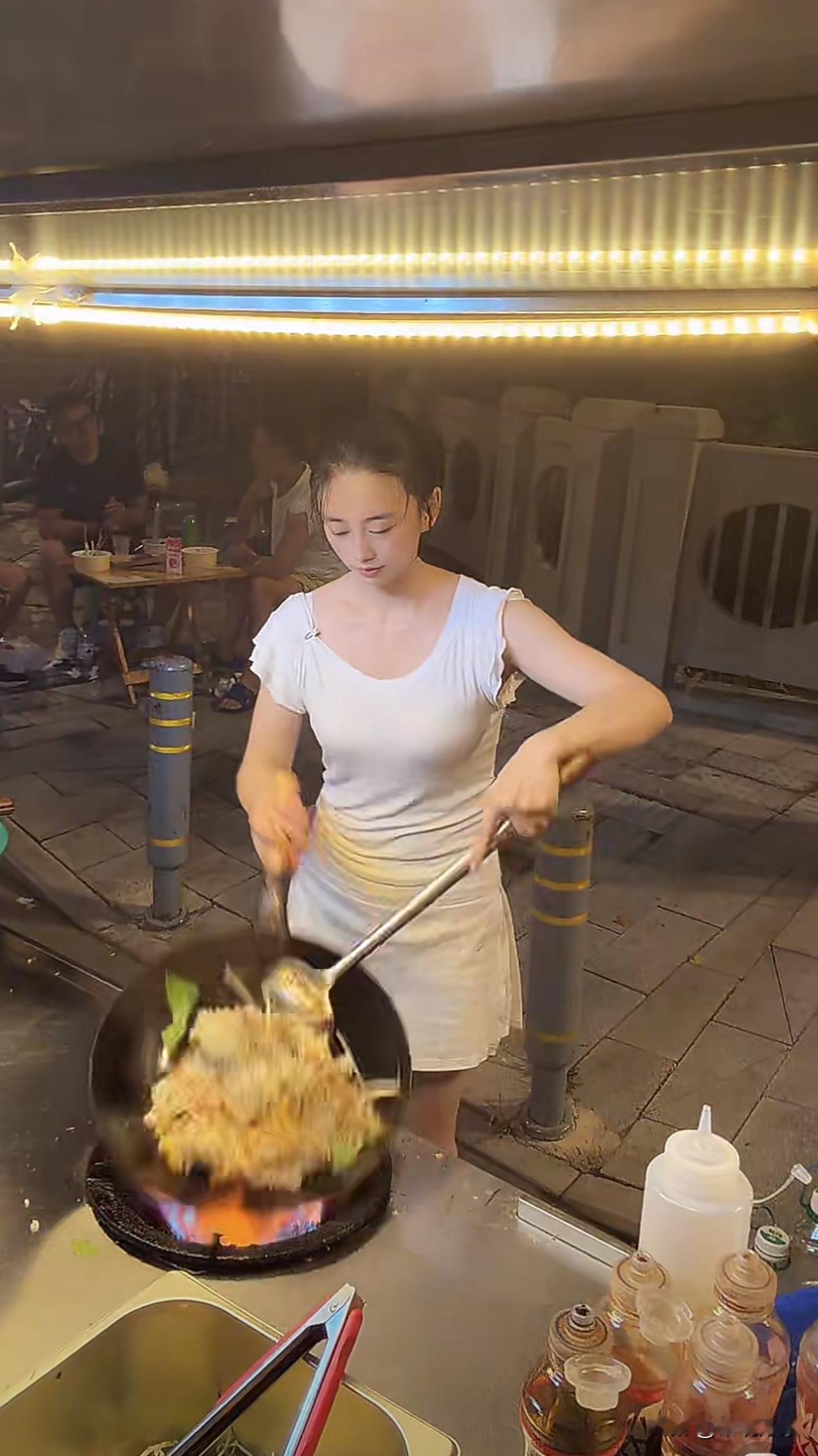 美女炒面，生意就是好