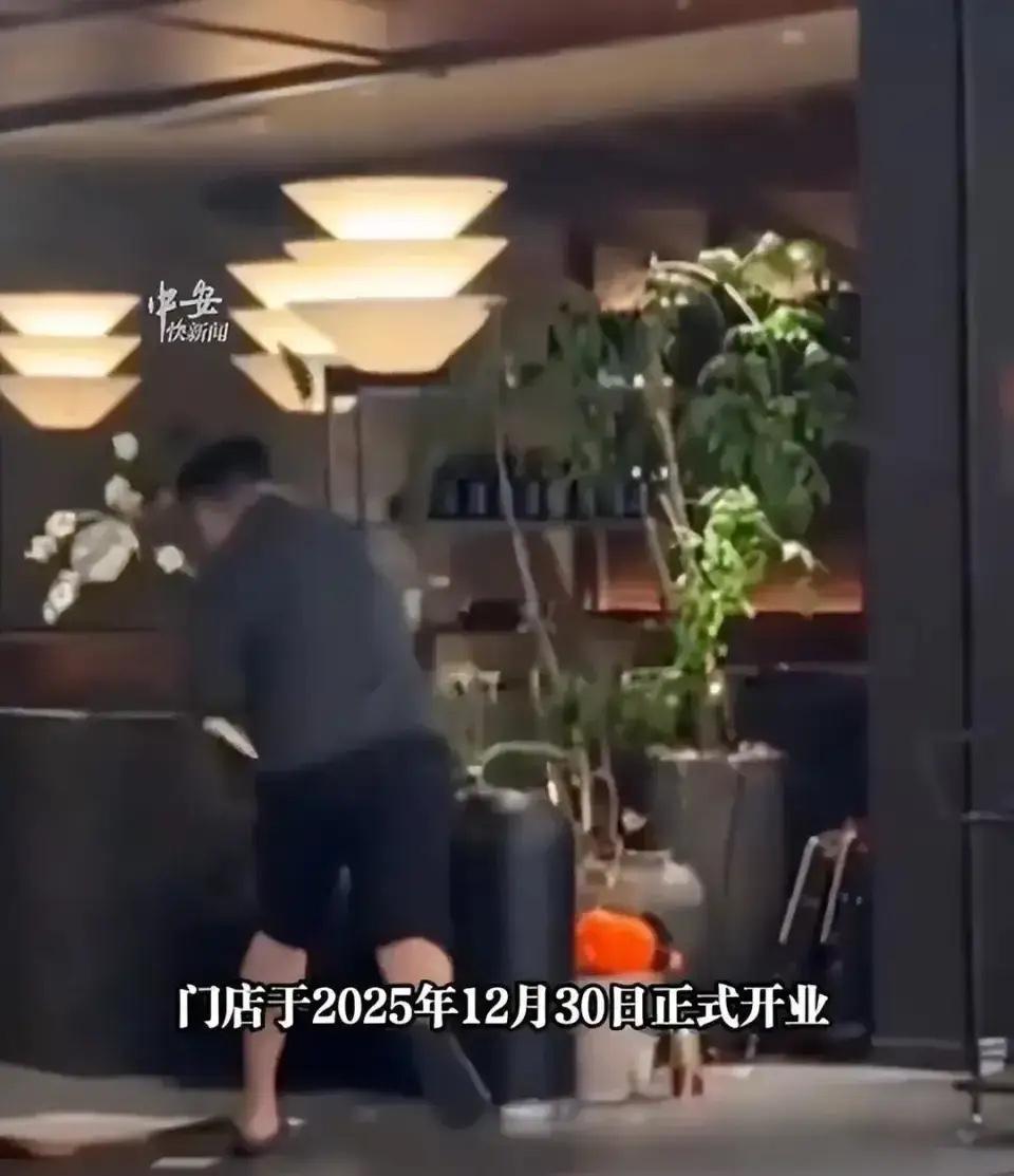 5月26日报道，浙江，一家耗资400万的店铺，仅仅开业4个月，老板竟抡起大锤，亲