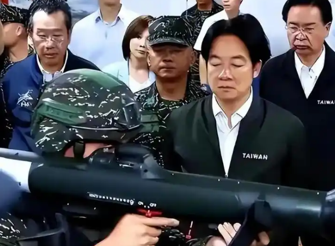 美国敢给台湾送导弹，中国却不敢给胡塞递一颗子弹？说到底，中国之所以不向胡塞武装