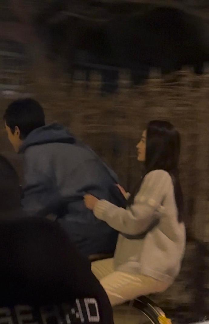 胡歌李沁《人间有味》自行车路透