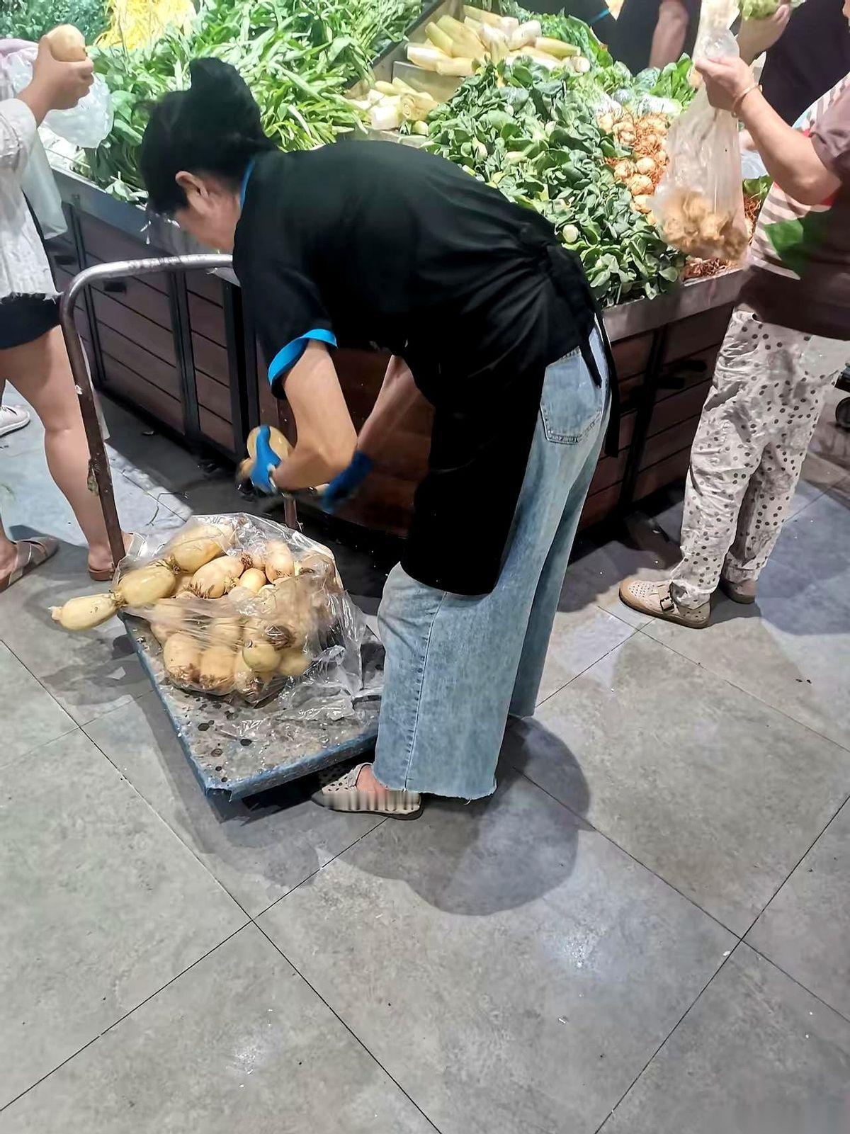 儿子从十一楼掉下来摔死了，公司赔了136万。他那个没过门的媳妇，肚子里已经有了