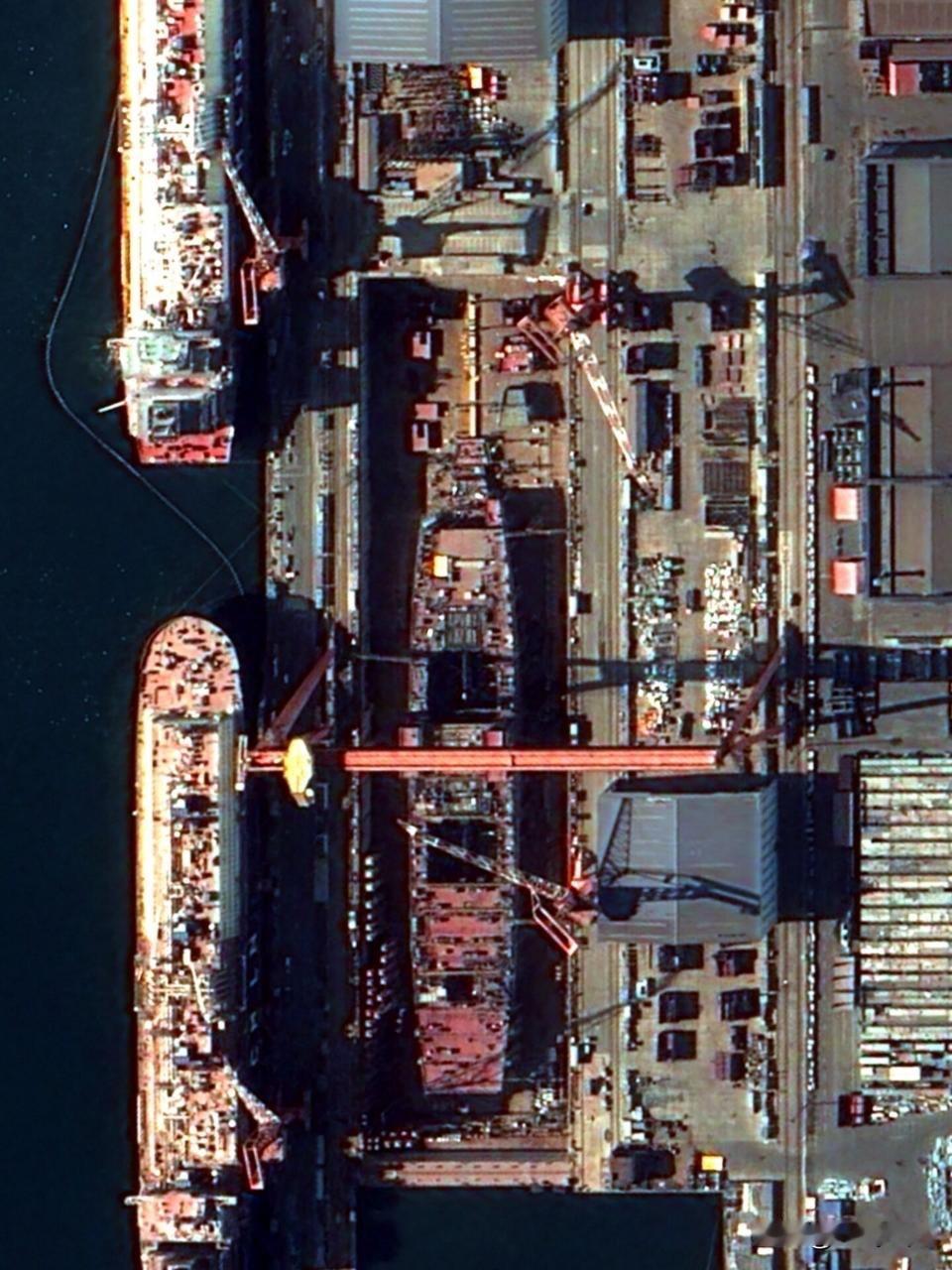 不少人开始失望了，说长度比不了福特。我找了张旧图，看起来尾巴位置就这样了，鼻子头