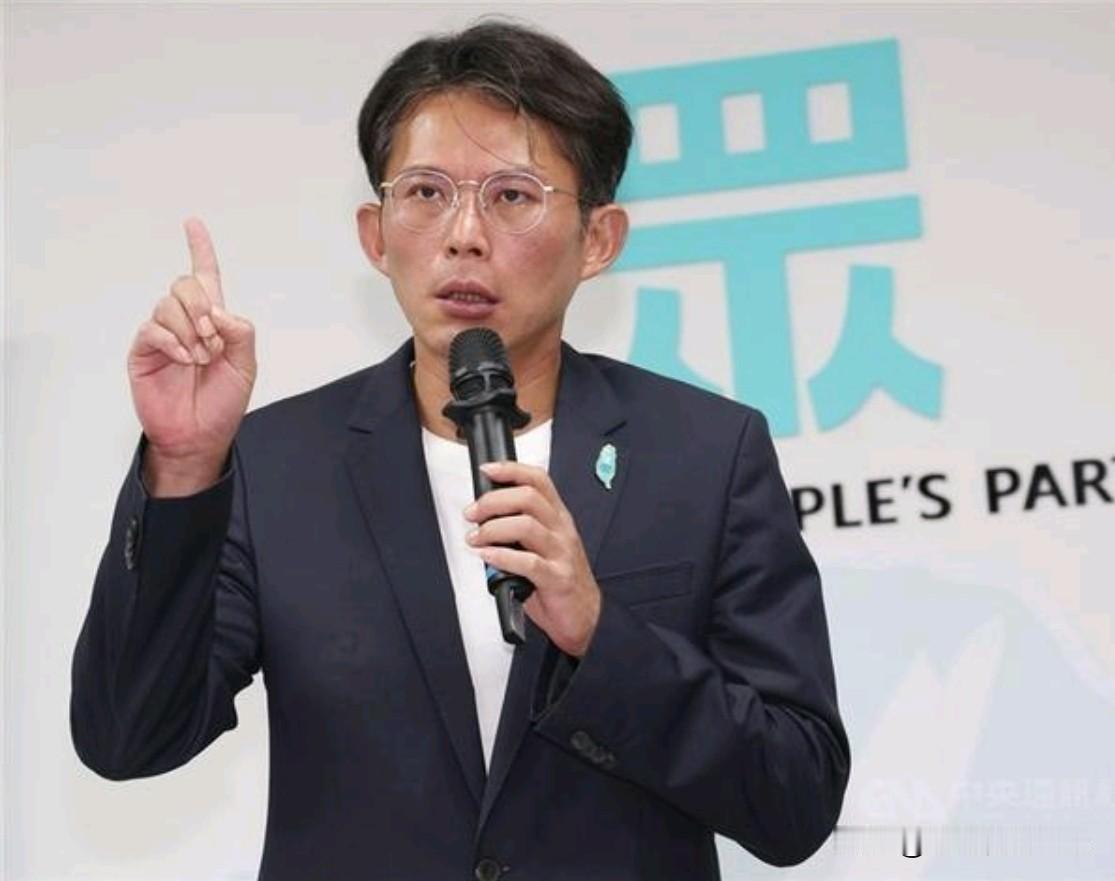 民众党主席黄国昌给郑丽文发出致电祝贺！10月18日，郑丽文胜选之后，民众党党主席