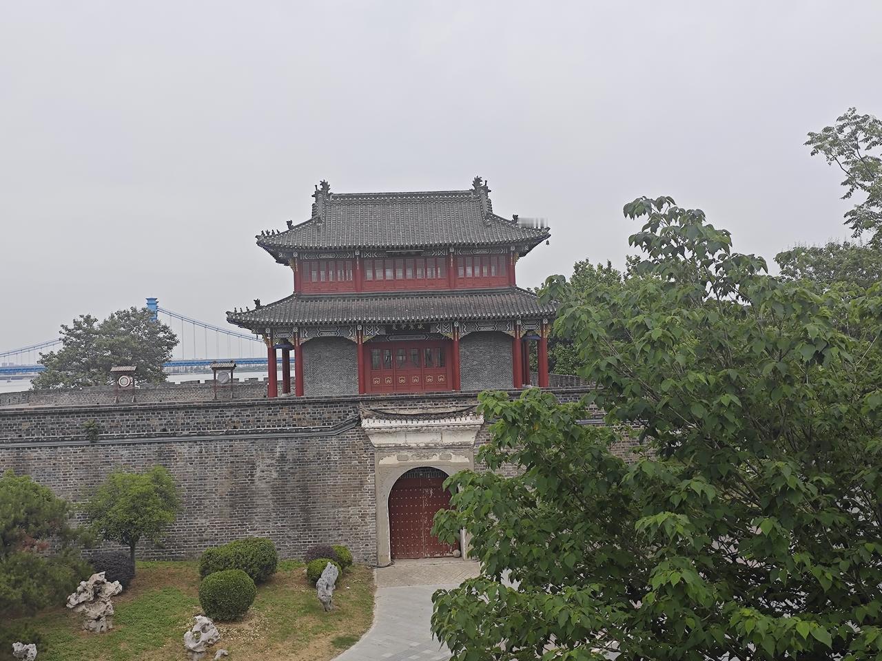 教师惩戒学生绝对禁止红线（10条核心禁令）1. 严禁体罚、变相体罚（打、揪耳朵