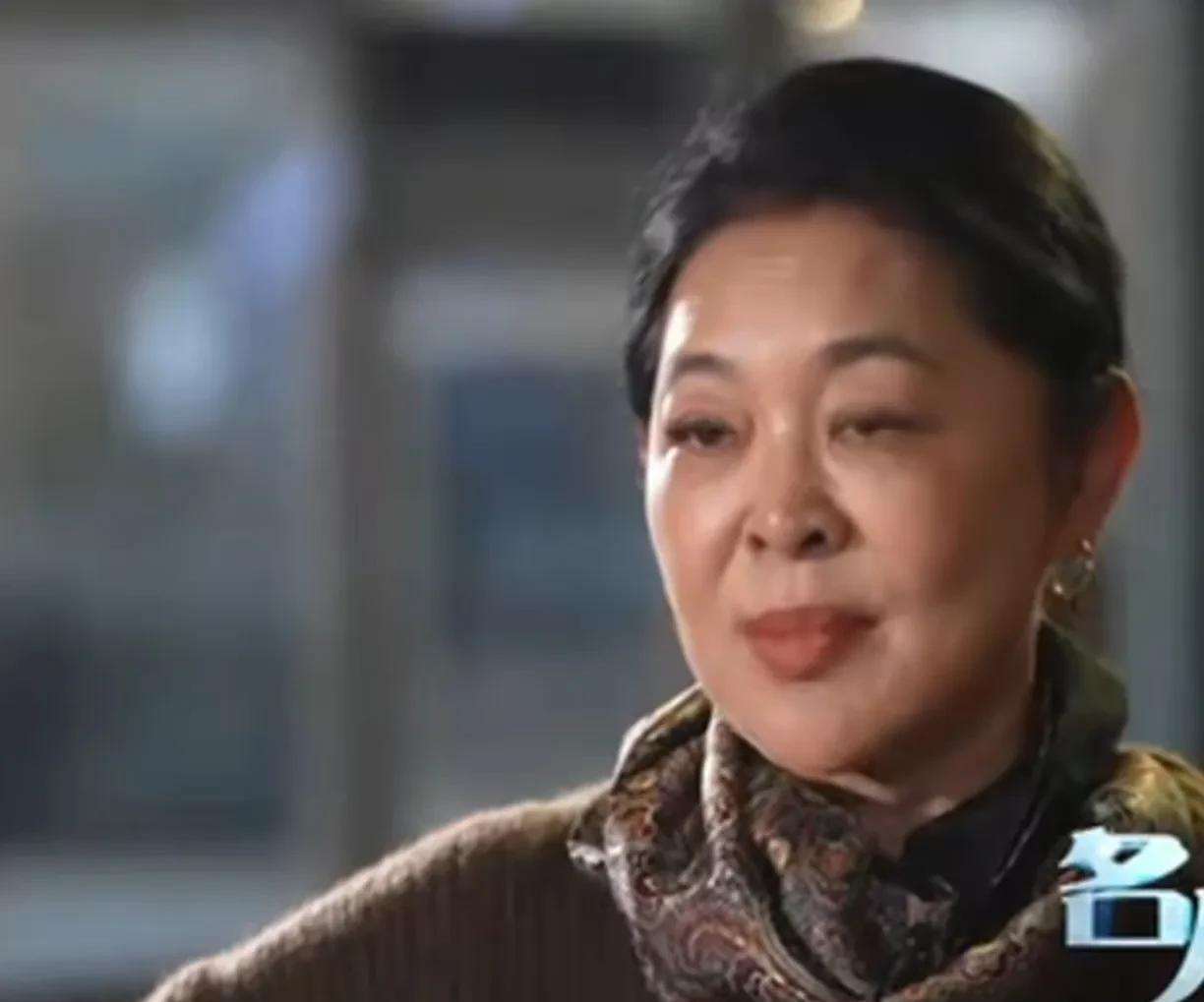 主持人倪萍说：“我妈岁数越大越对我好点了，因为她现在需要依靠我，还得所谓的求我，