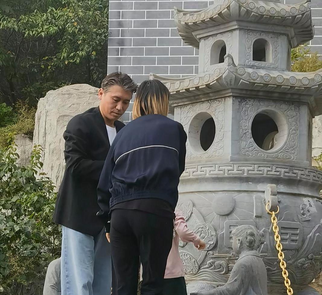 李乃文和老婆女儿到大孤山游玩，夫妻俩都做了挑染发型，看起来很时尚。李乃文的身材很