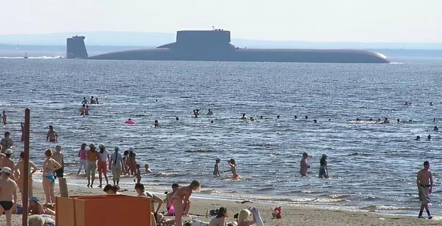 台风级核潜艇哪是潜艇？分明是大海上冒出来的一座山呐！它那4.8万吨的排水量，超过