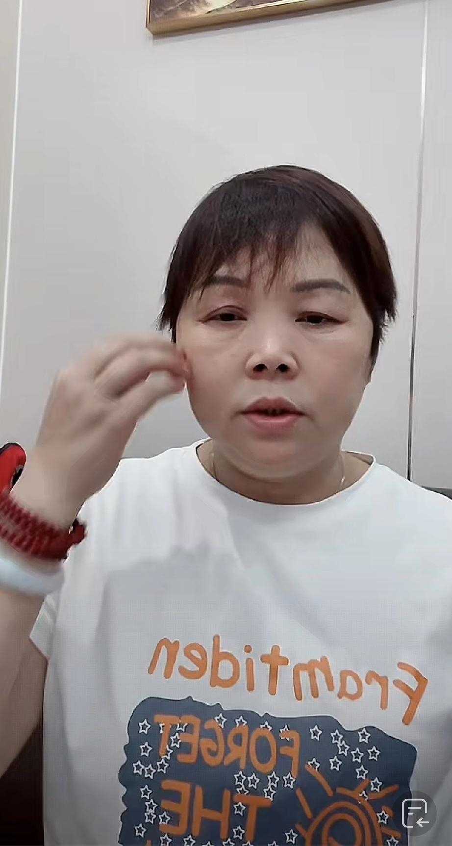 叶锐聪回学校了,但红包没带走今晚大喇叭直播,网友们撺掇她直播拆红包,大喇叭说
