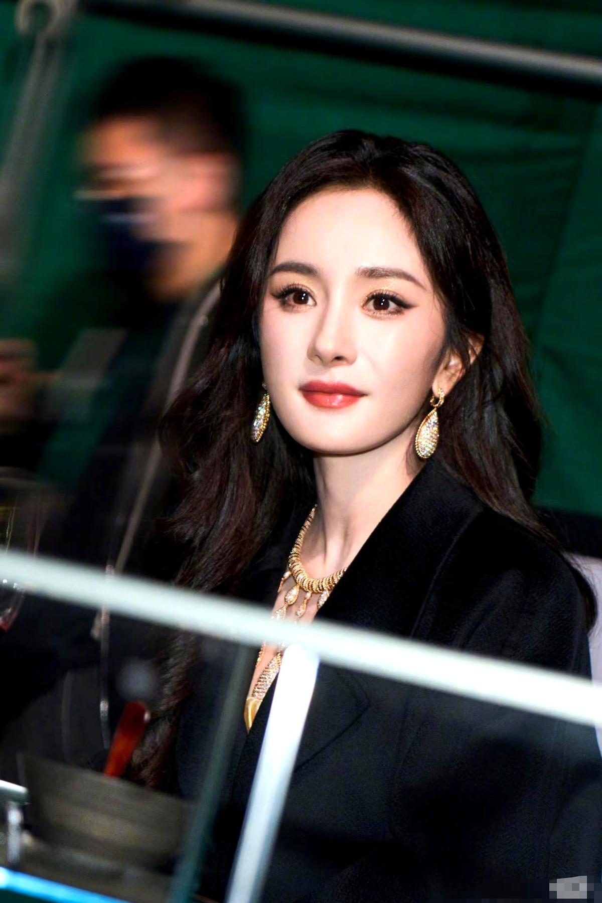 “红毯提问像开盲盒，答不好就翻车。”昨晚上海电影节，主持人把“《长安的荔枝》