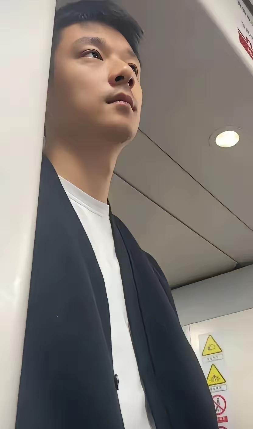 一个天花板级别的帅哥，那大大的双眼皮，高高的鼻梁，还有性感的咽喉！但我怎么觉