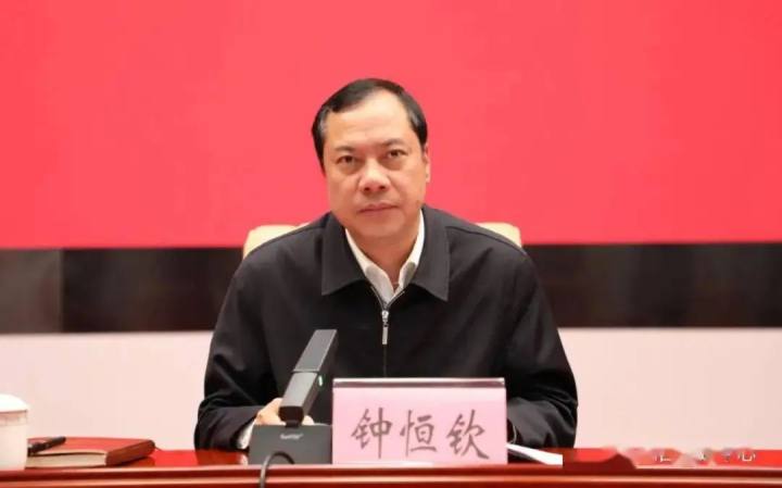 当过县长、县委书记、常务副市长等职, 钟恒钦搞权色、钱色交易, 处心积虑收钱敛财