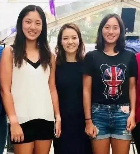 中国两金花罕见草地同框柏林赛郑钦文和王欣瑜罕见草地同框。今年状态低迷的王欣瑜