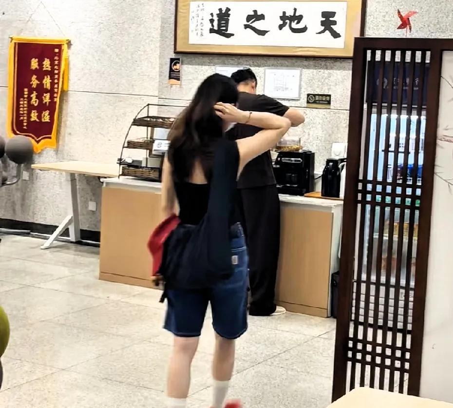 有网友在呼和浩特偶遇汪小菲，他带着老婆马筱梅来出差！据说这次还带了小玥儿和小霖霖