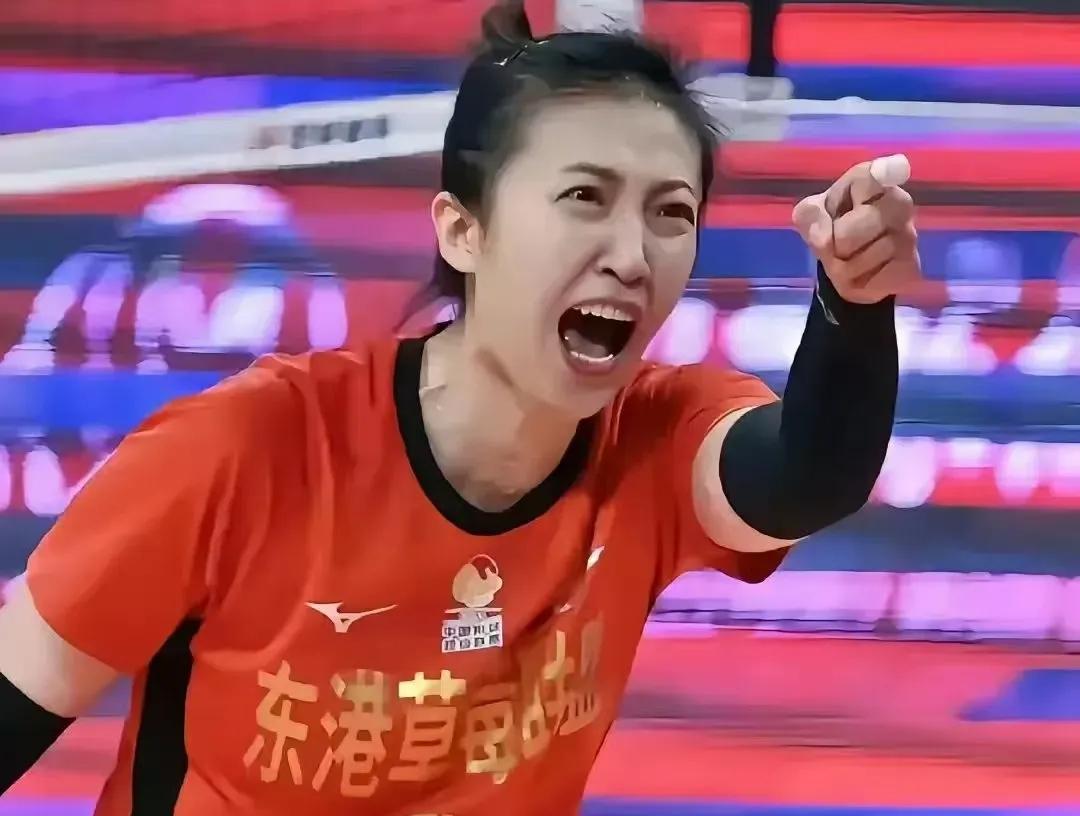 丁霞和杨涵钰在赛场上争执的时候正好是赵勇任辽宁女排的主教练，在辽宁女排，尽管丁霞