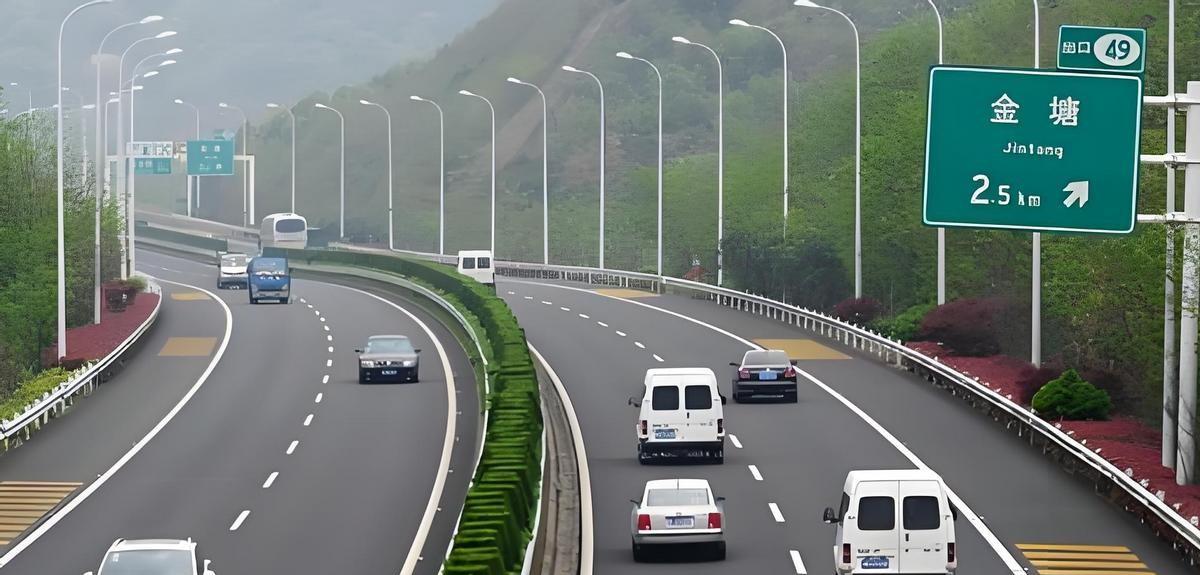 银行这回真急了。5月1号起，全国高速正式上车牌付，不用装ETC设备，绑定车牌