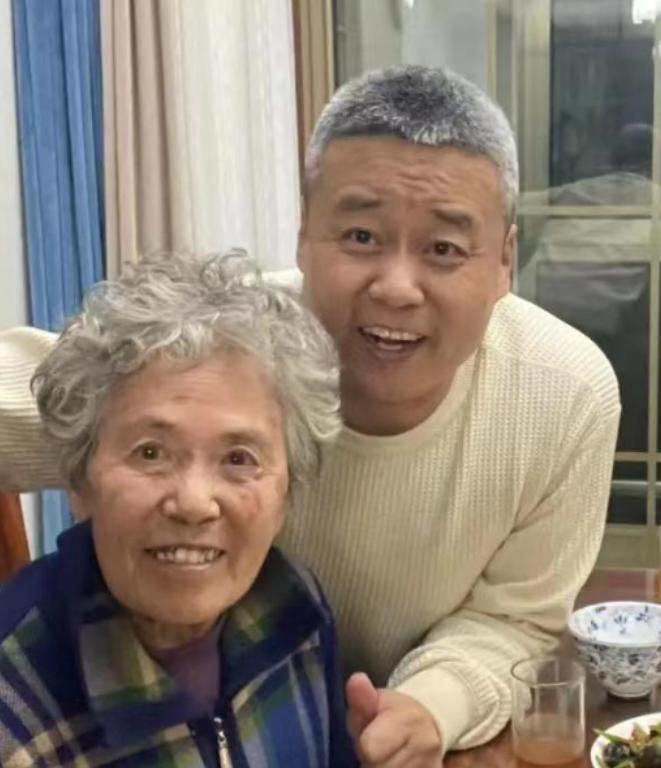 2015年，山东一名46岁男子因投资失败负债4600万，妻子带着孩子离开他，绝望