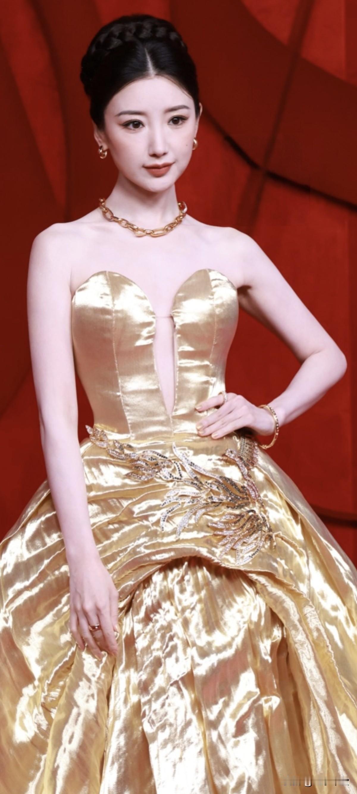 毛晓彤时尚芭莎盛典红毯生图来啦，金色复古公主大露背诶，美得如此轻松毛晓彤红毯照