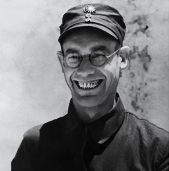 1937年，李德以不适应延安生活为由欲返苏联，毛主席劝他：“苏联正搞大清洗，此