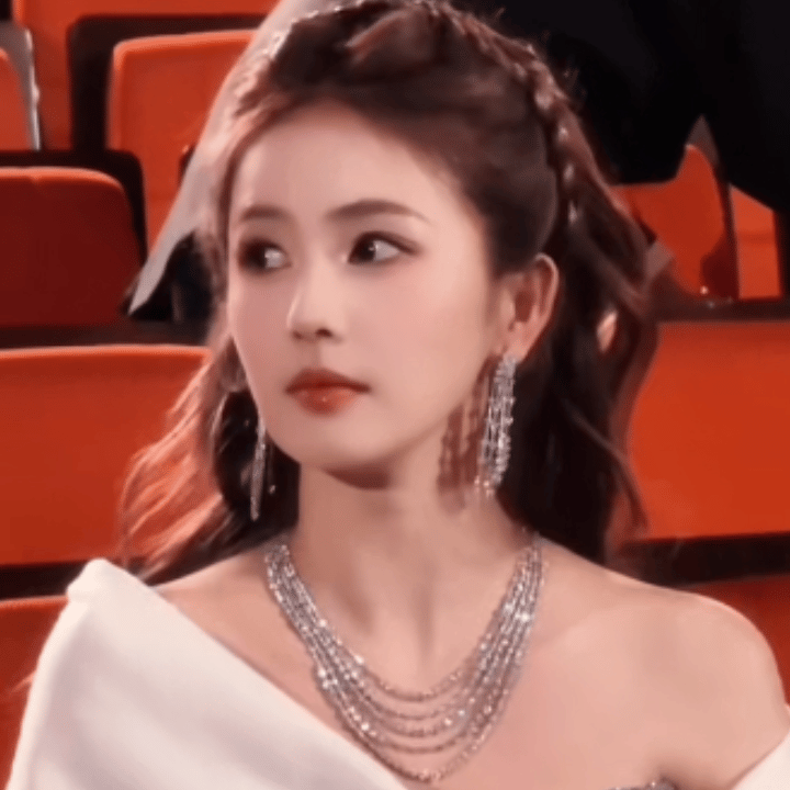 白鹿的每一根头发丝都是美的！微博视界大会内场镜头每一次停留，我都感叹，怎么会有真