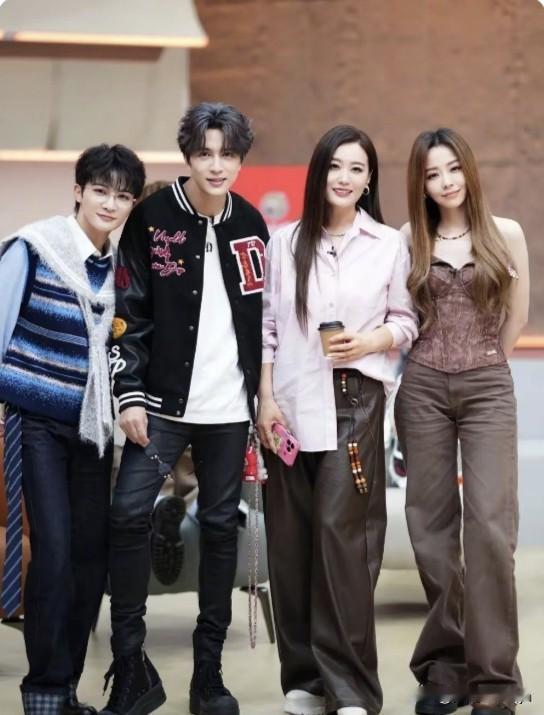 周深、薛之谦、谭晶、张靓颖四位不同时代受大众欢迎的歌手，你最喜欢谁的演唱呢？