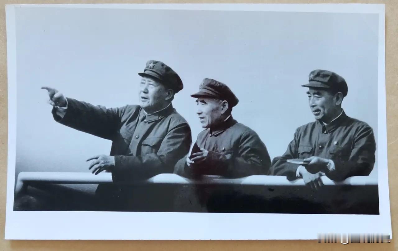 这张珍贵合影拍摄于1966年11月3日！这是老人家这一年第六次在天安门城楼上