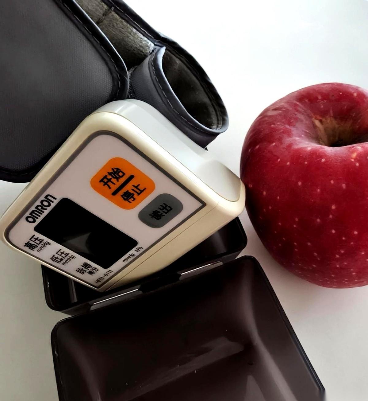 血压仪屏幕上跳出一个数：高压192。我爸盯着那数，眼珠子一动不动。再一看，袖带